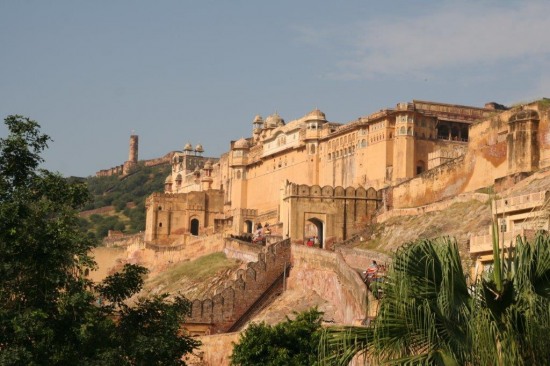 ИНДИЯ - изяществото на Тадж Махал, пищните храмове на 
Каджураху и могъщите крепости на Раджастан